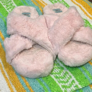 Toms pink fuzzy slippers size 8 EUC